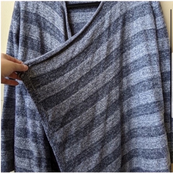 Barefoot Dreams Calypso Striped blue Wrap
Cardigan Small Medium - Picture 3 of 6
